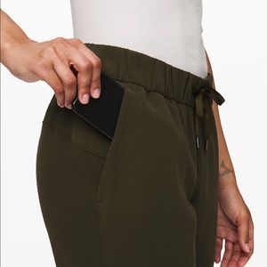 On the Fly Jogger 28" 
Woven